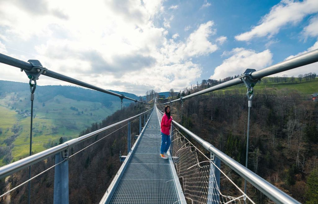 Besucherin steht auf der BLACKFORESTLINE in Todtnau