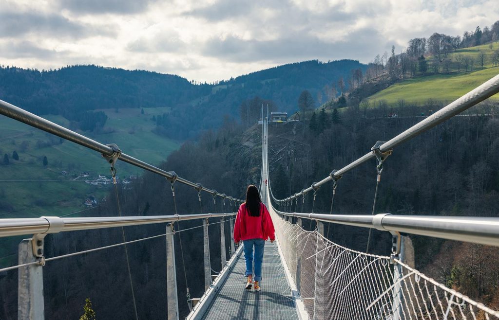 Besucherin läuft über die BLACKFORESTLINE in Todtnau
