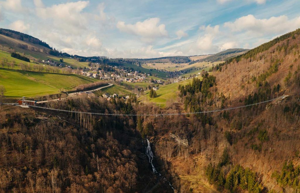 Aufnahme der BLACKFORESTLINE Brücke mit Landschaft