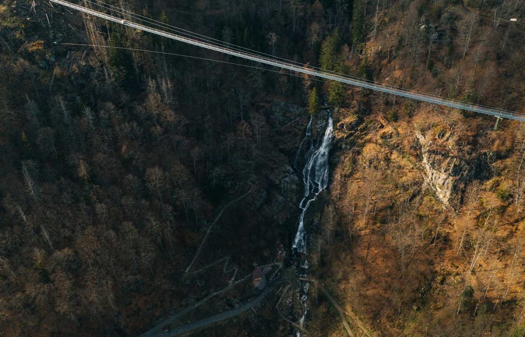 Landschaftsaufnahme von der BLACKFORESTLINE und Wasserfall in Todtnau