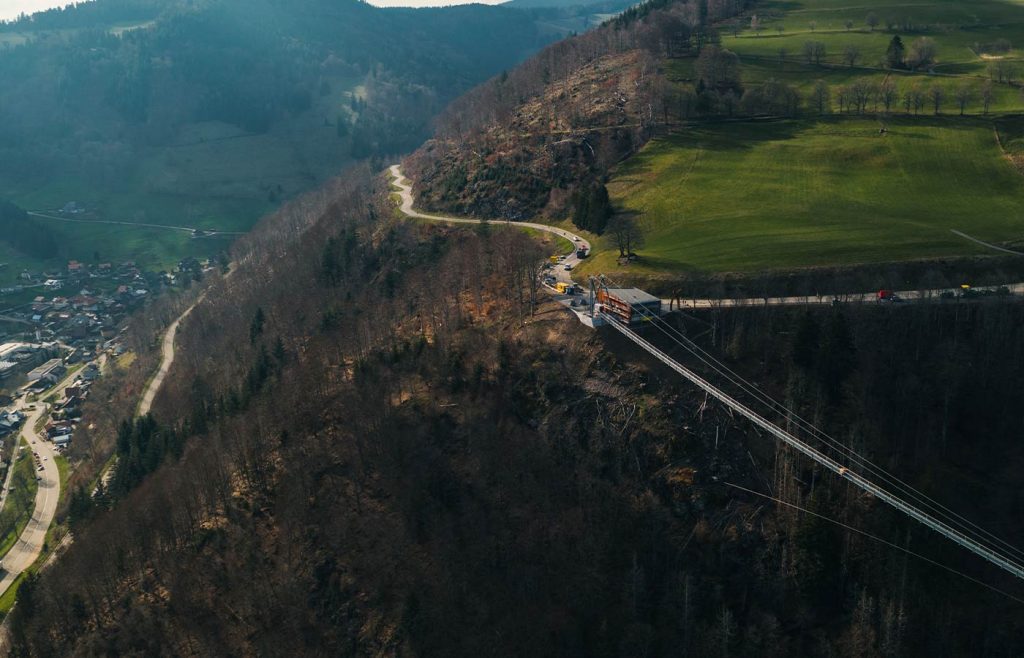 Foto eines Besuchers mit Ausblick auf Todtnau von der BLACKFORESTLINE Hängebrücke
