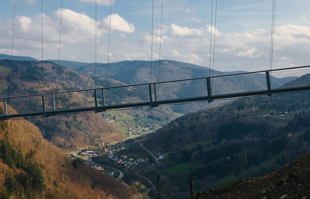 Aufnahme der BLACKFORESTLINE Hängebrücke mit Blick auf Todtnau