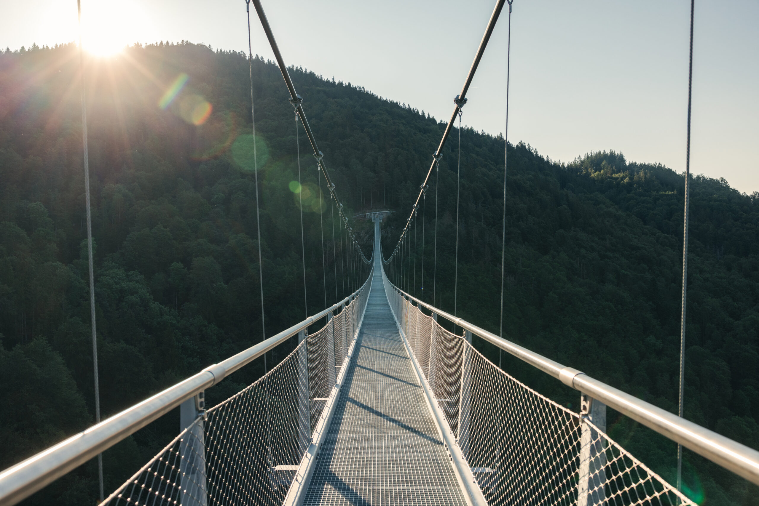 Aufnahme der BLACKFORESTLINE mit Blick über die Hängebrücke