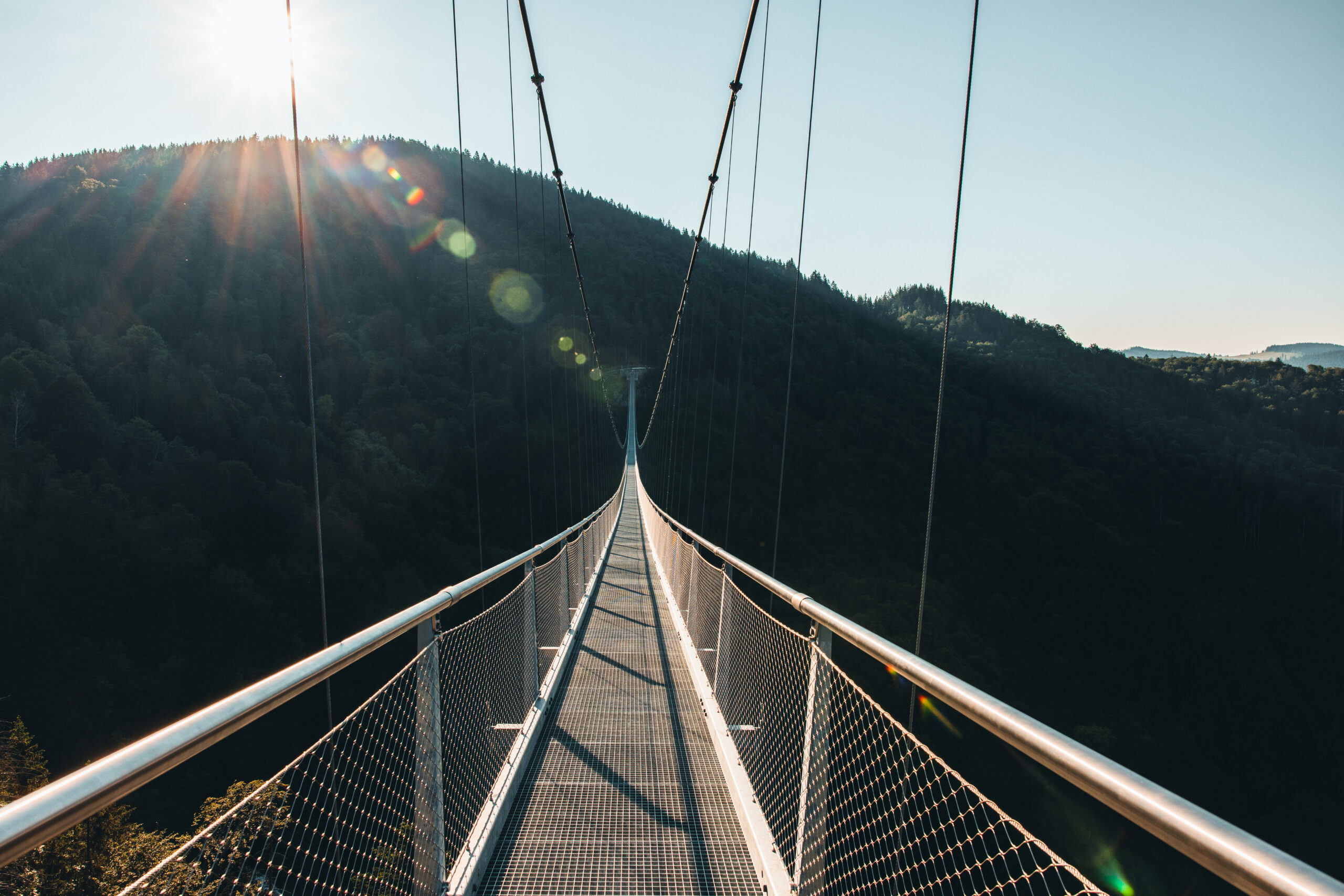 Aufnahme der BLACKFORESTLINE mit Blick über die Hängebrücke