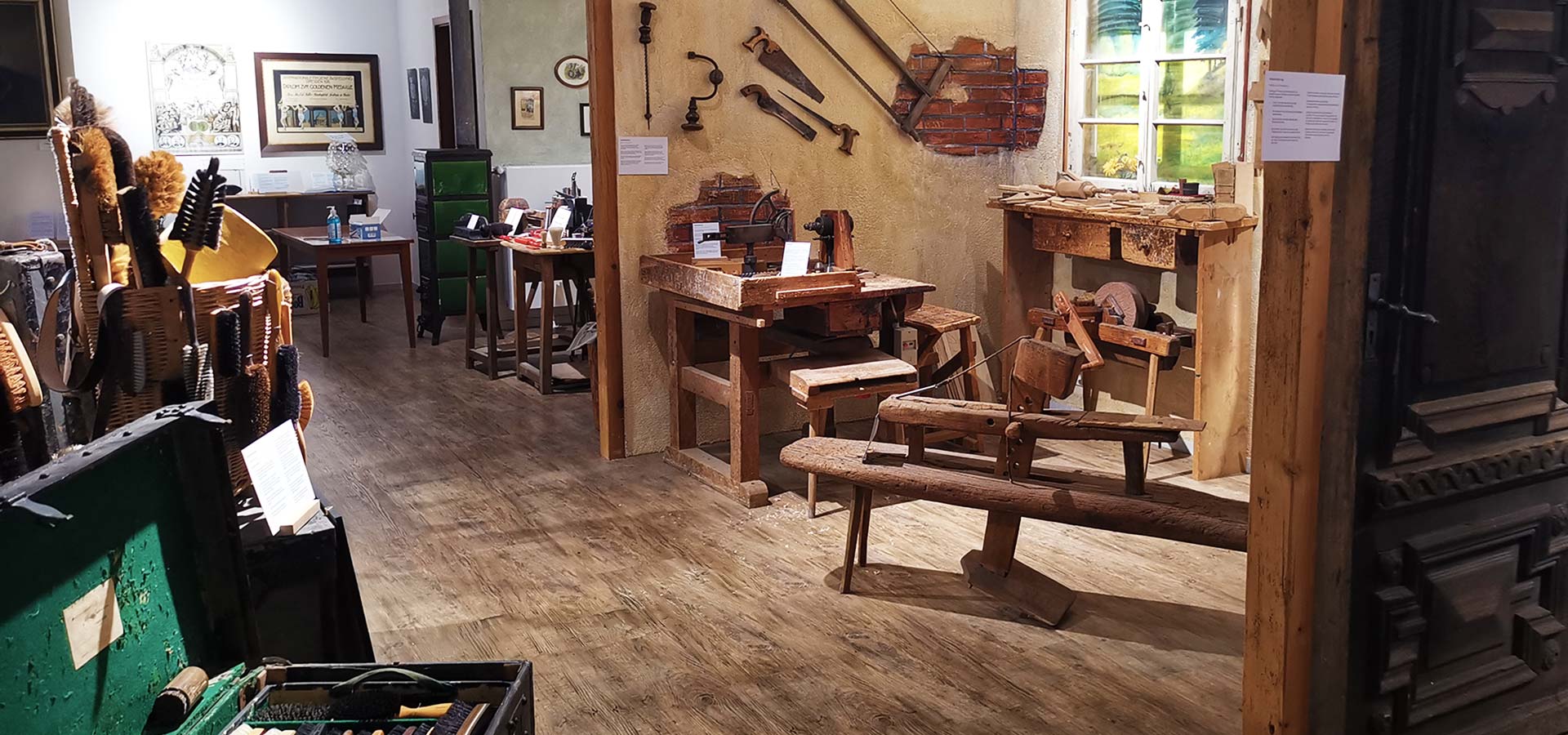 Todtnauer Museum mit historischen Maschinen und Werkbänken für Bürsten und Dauerwellen