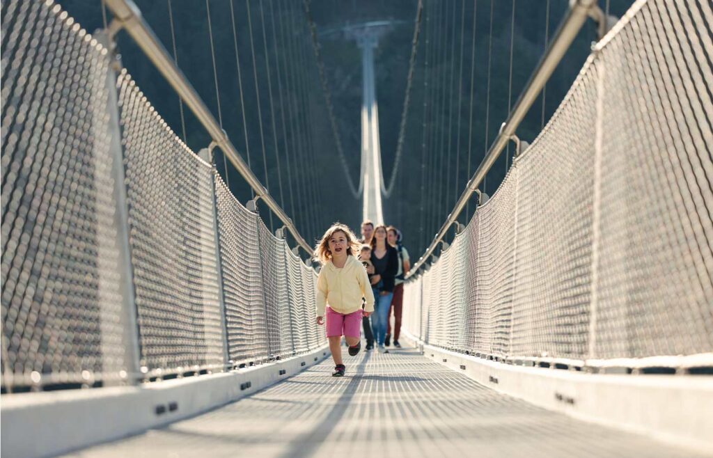 Kind mit Familie auf der BLACKFORESTLINE im Sommer