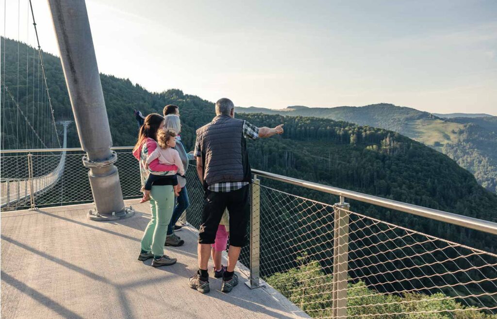 Besucher auf dem Aussichtsplatz der BLACKFORESTLINE