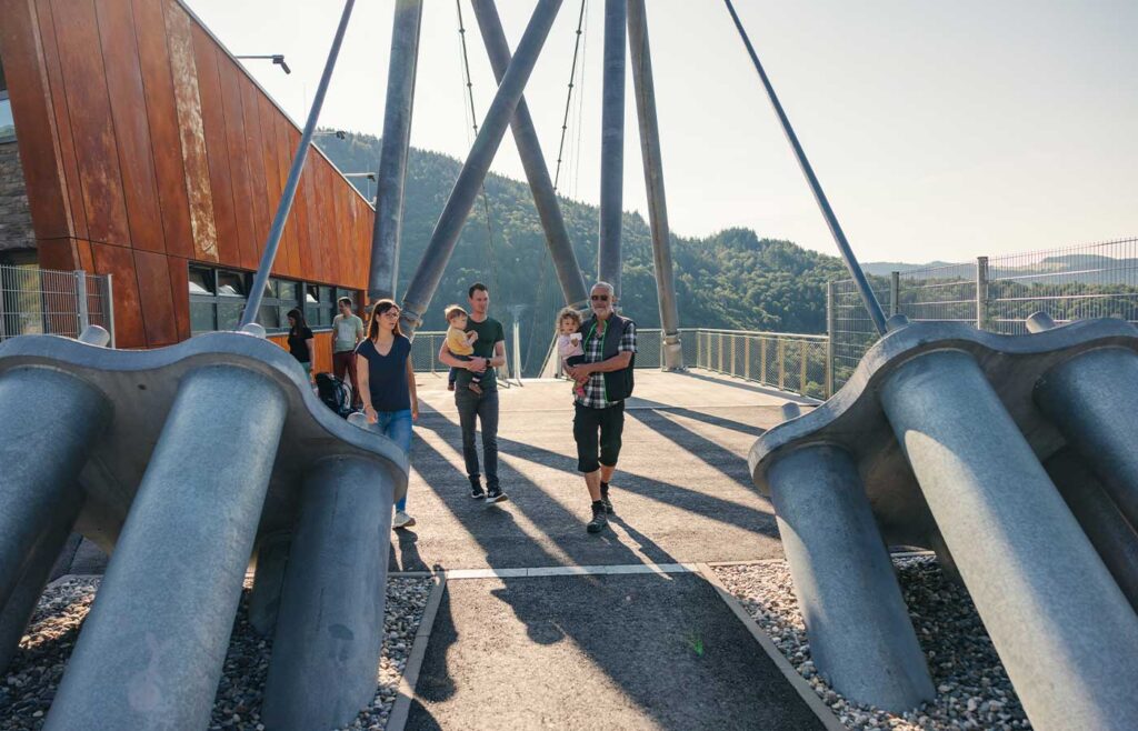 Besucher unter den Pylonen der BLACKFORESTLINE