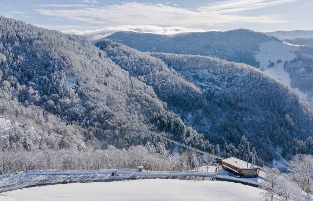 BLACKFORESTLINE im Winter mit Bergaussicht