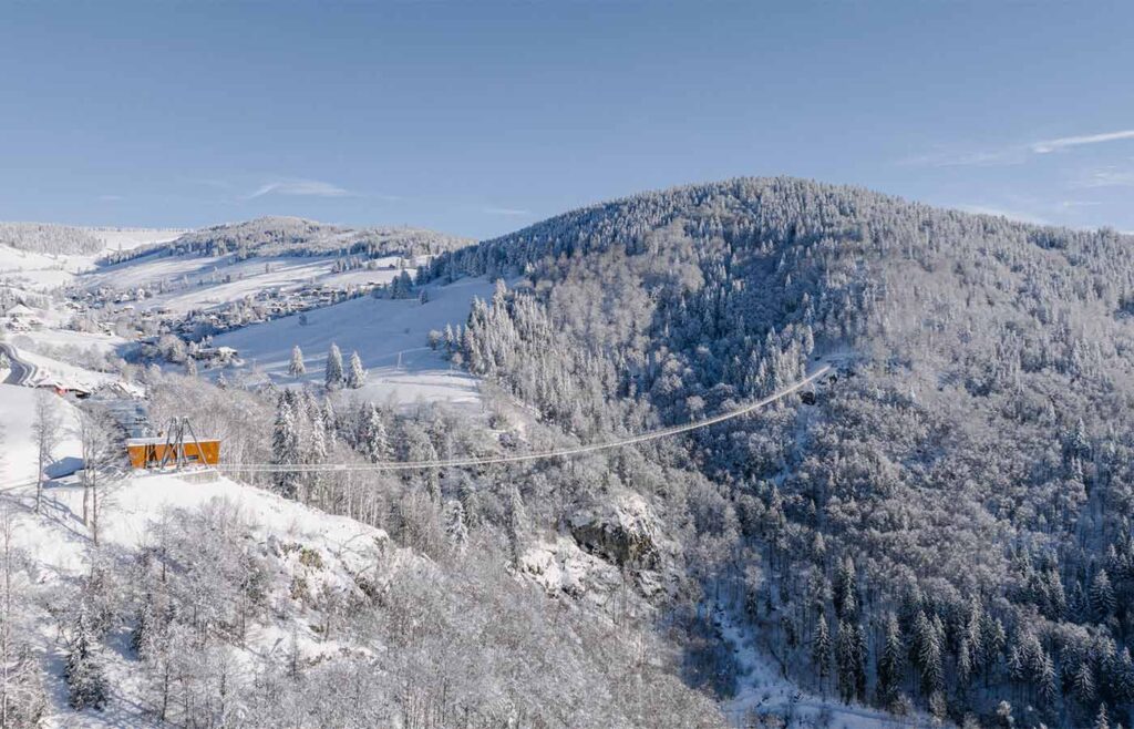 BLACKFORESTLINE im Winter mit Sonnenschein