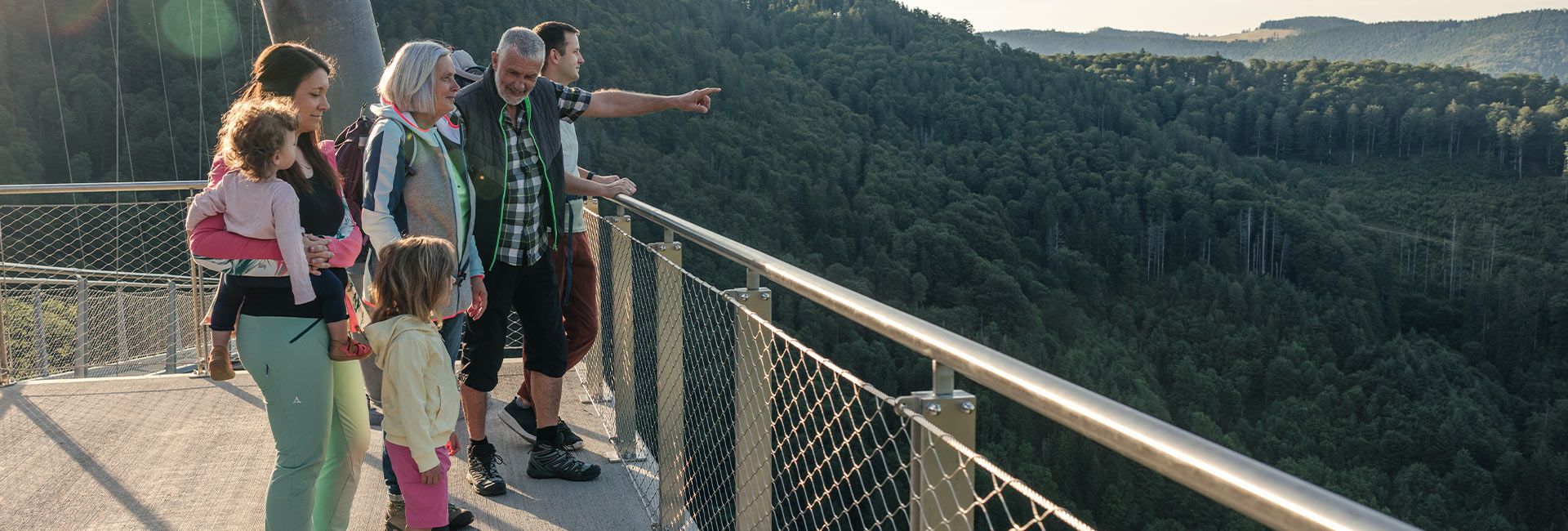 Familie mit Kindern auf der BLACKFORESTLINE-Hängebrücke im Sommer in Todtnau